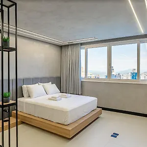 https://me2-apto-1q-moderno-e-completo-prximo-ao-shopping-beira.santa-catarina-brasil.com